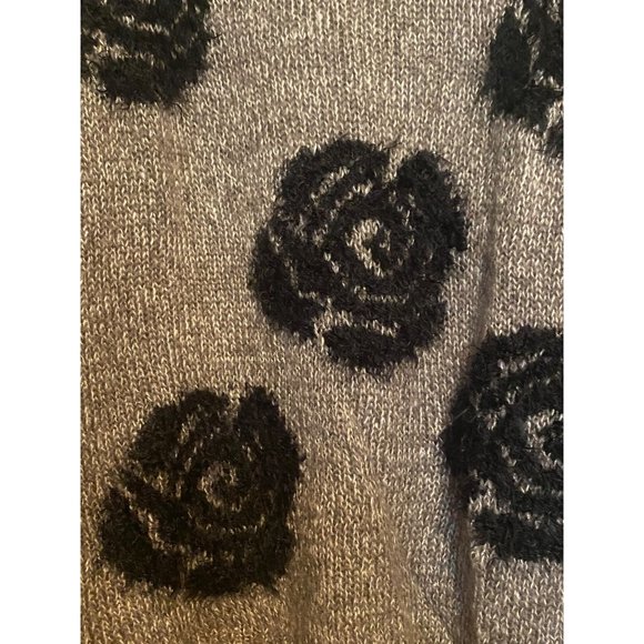 Women's Gray Cable & Gauge Fuzzy Black Rosette Sweater Size Small - Picture 5 of 9